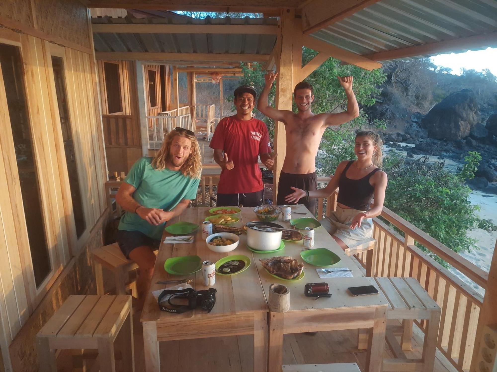 Boneputeh Homestay Taliwang Exteriör bild