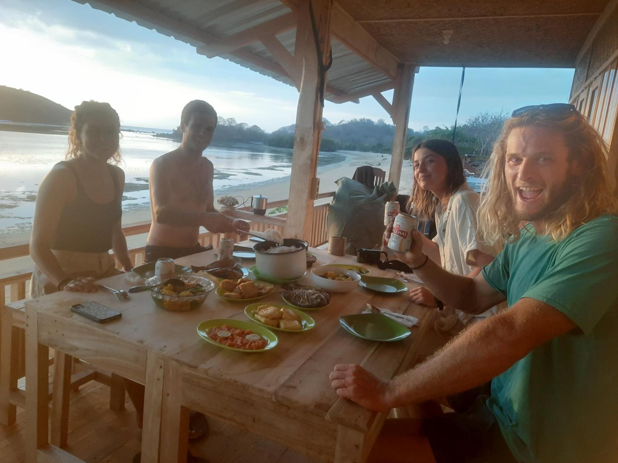 Boneputeh Homestay Taliwang Exteriör bild