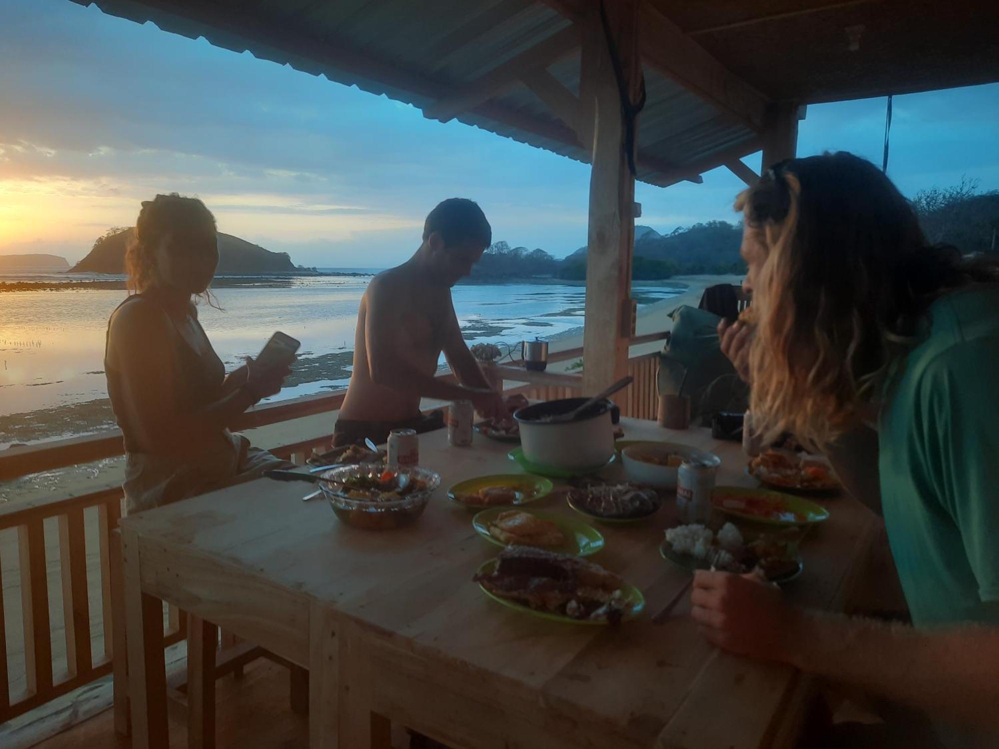 Boneputeh Homestay Taliwang Exteriör bild
